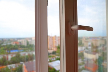 В Запорожье парень пытался выпрыгнуть из окна восьмого этажа