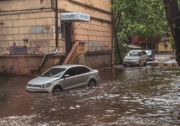 Готовь лодку и весла: в Одессе после ливня затопило улицы