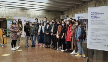 В Киевском метро открыли выставку портретов доноров