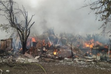 Под Харьковом - масштабный пожар: горели дома, гараж, машина