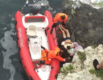 В Крыму три часа спасали туриста, который сорвался со скалы, - ФОТО
