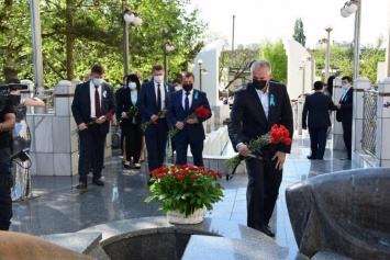 В Симферополе прошли траурные мероприятия ко Дню памяти жертв депортации, - ФОТО
