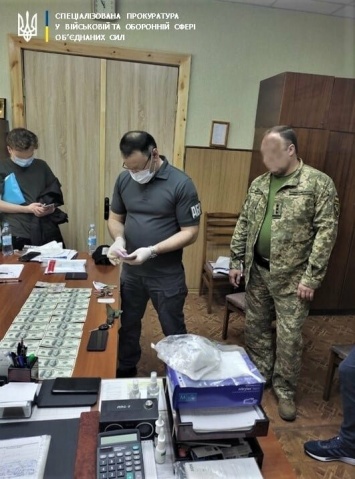На Харьковщине военный комиссар за тысячу долларов "освободил" призывника от службы
