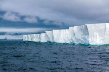 Крупнейший в мире айсберг откололся от Антарктиды (ФОТО)