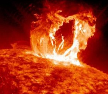 NASA показало первое видео мощного извержения на Солнце