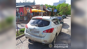 В Днепре на Гагарина двое иностранцев похитили из машины сумку с 75 000 гривен и 100 долларами
