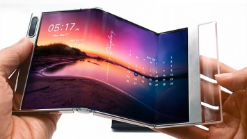 Раздвигается и складывается втрое: Samsung показала новые складные экраны для смартфонов