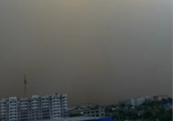 Поднялась выше самолета: российскую Астрахань накрыла огромная пылевая буря