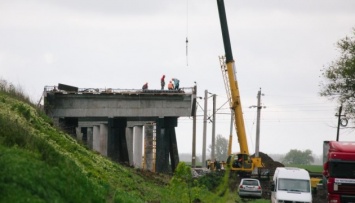 На трассе Харьков-Киев-Довжанский строят новый путепровод