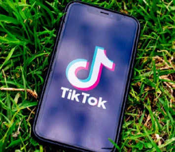 Китайский миллиардер уйдет с поста директора компании-владельца TikTok