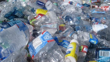 Виновники экологической катастрофы: 20 компаний генерируют половину пластиковых отходов мира