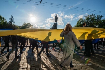 Парад вышиванок. Сотни харьковчан развернули в центре огромный флаг Украины