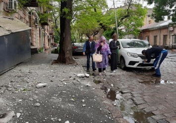 Улица в камнях: в центре Одессы со старинного дома обвалился карниз