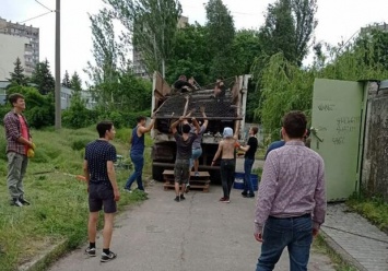 Трудовое воспитание: в Днепре школьников заставили грузить фуру металлолома