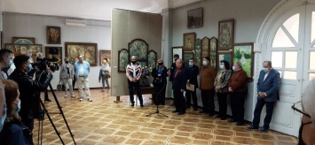 В Николаевском художественном музее открылась постоянно действующая экспозиция картин Андрея Антонюка (ФОТО)