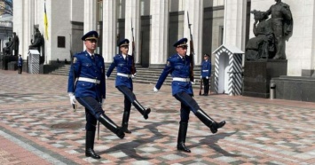 Почетный караул возле Верховной Рады возобновил несение службы (ФОТО)