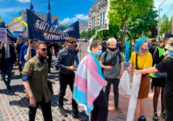 ЛГБТ и радикалы: как в Киеве прошли две параллельные акции
