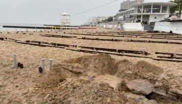 В Одессе активисты снесли металлоконструкции для настила на пляже «Аркадия»