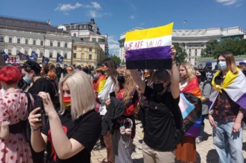 В Киеве прошел марш трансгендеров, длился 20 минут