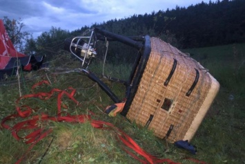 Под Каменец-Подольским рухнул воздушный шар с людьми, есть погибший: фото и детали трагедии