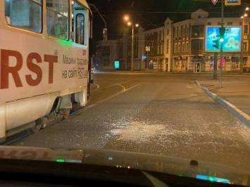 В Харькове два пьяных пассажира бросались на водителя трамвая и выбили ногами окно, - ФОТО