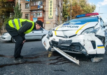 Десятки разбитых авто: в Днепре нашли "кладбище" полицейских машин
