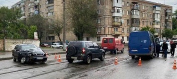 В Кривом Роге на мокрой дороге столкнулись маршрутное такси и легковой автомобиль