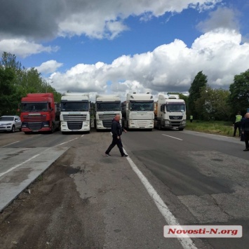 Вновь конфликт на ГВК под Николаевом: большегрузы заблокировали трассу Н-24