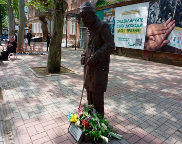 В Херсоне зародилась новая примета, связанная с памятником уличному музыканту на Суворова