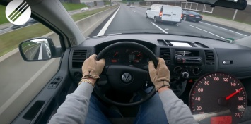 Видео: Volkswagen T5 Transporter 1.9 TDI разогнали до максималки на автобане