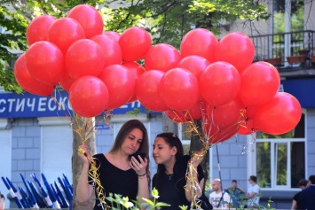 В Минприроды Крыма призывают выпускников отказаться от шаров, хлопушек и букетов из живых цветов