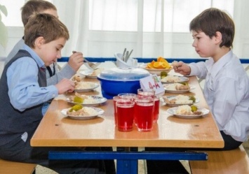 Шпундра и верещака: чем планируют кормить украинских школьников с осени