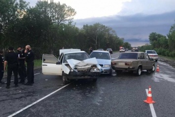 На трассе Северодонецк - Новоайдар столкнулись три автомобиля, есть пострадавшие