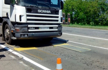 На Николаевщине под Коблево "закатали в асфальт" новенький пункт автоматического взвешивания грузовиков (ВИДЕО)