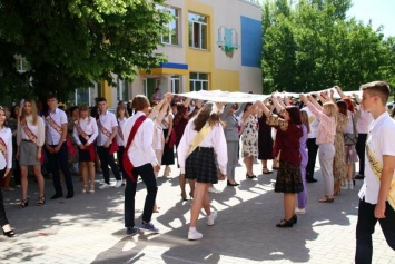 Сегодня в школах Мирнограда прозвучал последний звонок - фото