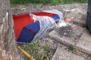 В Харькове посреди улицы лежал бесхозный гроб (фото)