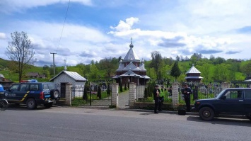 На Закарпатье из старинной гуцульской церкви украли 300-килограммовый сейф (фото)