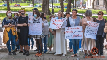 Грозит 15 лет тюрьмы: в Днепре прошел митинг в поддержку женщины, которая защищая дочь ударила сожителя ножом