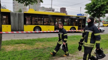 В Киеве на Троещине парень бросил "коктейль Молотова" в салон троллейбуса (фото, видео)