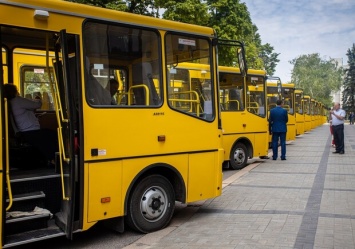 Все успеют на уроки: Днепропетровская область получила еще 13 школьных автобусов