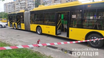 В Киеве мужчина бросил в троллейбус "коктейль Молотова", пострадала пассажирка (видео)