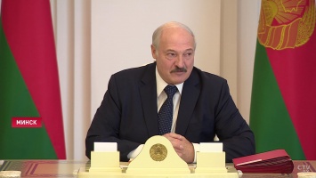 Лукашенко заявил, что Украина не захотела принять "самолет с бомбой", "Украэрорух" говорит, что в нашем небе угроз не было