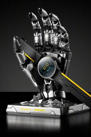OnePlus выпустила свои умные часы в стиле Cyberpunk 2077 с подставкой-рукой Джонни Сильверхэнда