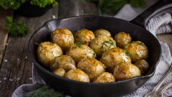 Как приготовить молодую картошку в духовке и на плите: 10 аппетитных блюд