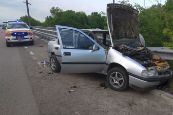 Под Харьковом машина влетела в отбойник, водителя зажало в салоне