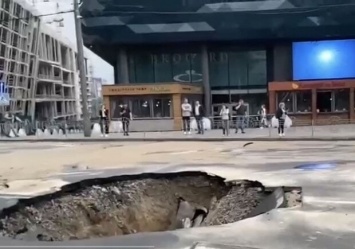 Не опять, а снова: возле Ocean Plaza прорвало трубу и провалился асфальт