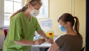 В Германии начнут вакцинировать подростков в июне