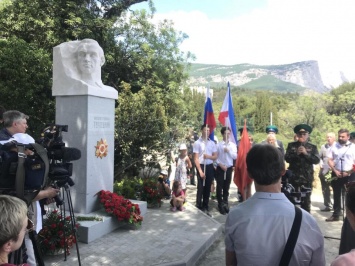 В Форосе торжественно открыли памятник Александру Терлецкому