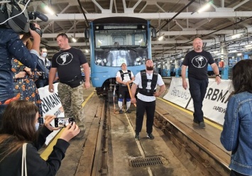 Силушка богатырская: в киевском метро установили рекорд в перетягиванию поезда
