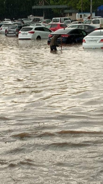 Утонувшие машины, смытый асфальт, поваленные деревья и град: сегодня в Симферополе разгулялась непогода, - ДОПОЛНЯЕТСЯ